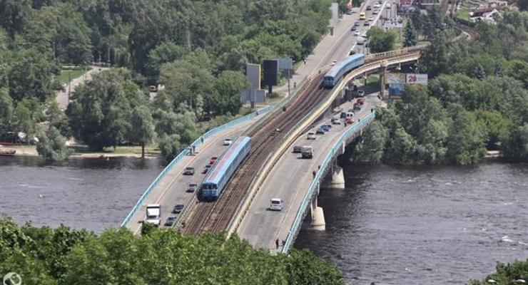 В Киеве на мосту Метро ограничат движение через пролив