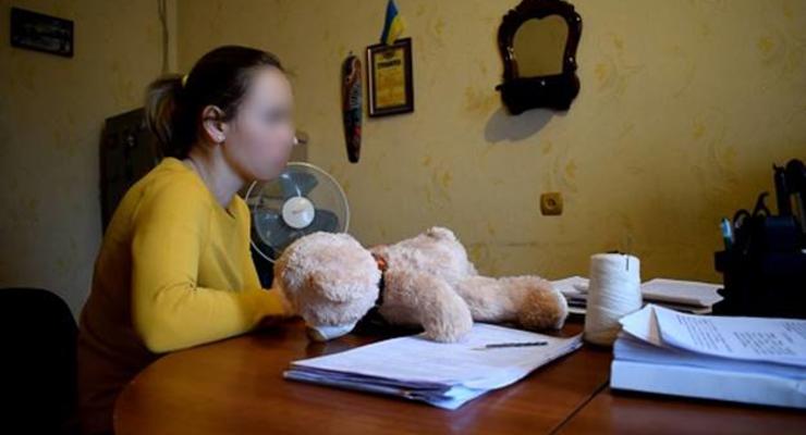 В Киеве женщина избила дочь ремнем до бессознательного состояния