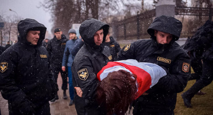 Акции ко Дню Воли в Минске: ОМОН массово задерживает людей