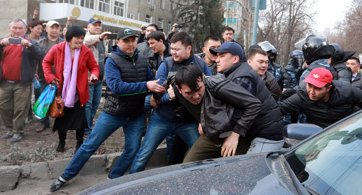 В столице Кыргызстана спецназ разогнал акцию оппозиции: видео
