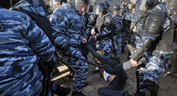 В Москве ОМОН зачищает улицы, задержаны более 100 человек