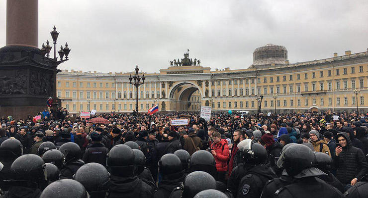 Протестующие заполнили Дворцовую площадь в Петербурге