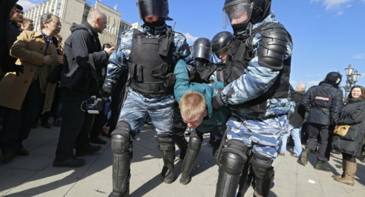 В ЕС призвали власти России освободить задержанных протестующих