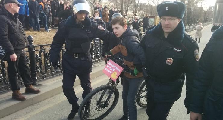 Кремль о задержании детей на митинге: Им сулили награды