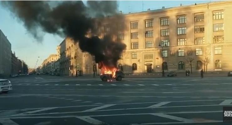 В Петербурге протестующие подожгли автомобиль
