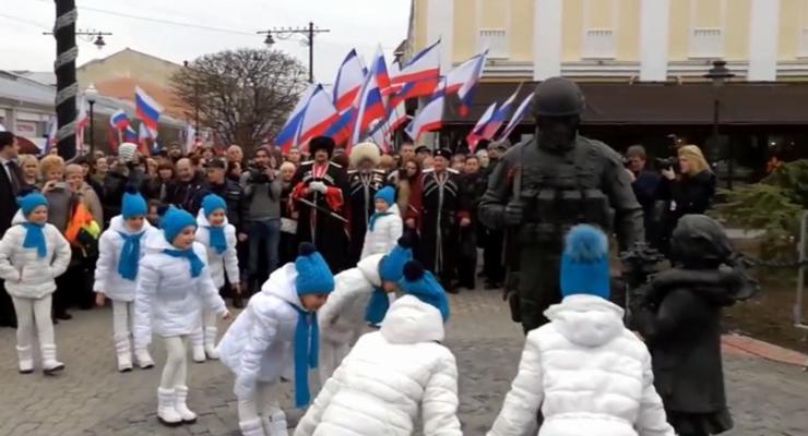 В Крыму детей заставили кланяться памятнику оккупанту