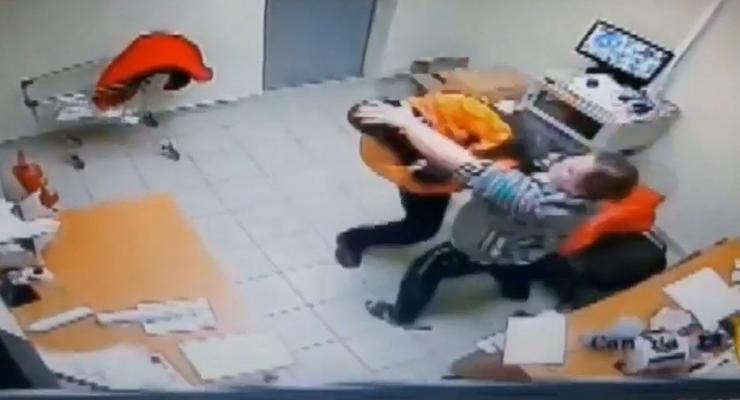 В Москве сотрудница магазина вытолкала за двери грабителя с пистолетом