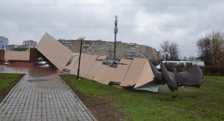 В России памятник строителям сдуло ветром