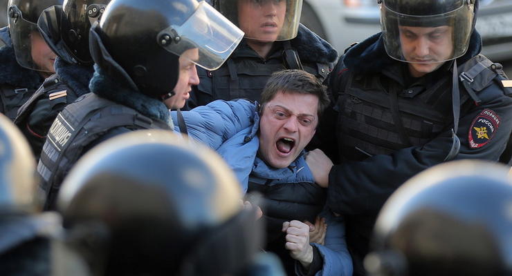 Арестованные на митинге в Москве жалуются на угрозы
