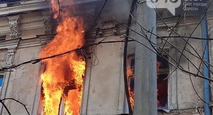 В Одессе загорелся многоквартирный дом, жильцов эвакуировали