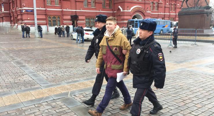 Центр Москвы перекрыт из-за митингов, начались задержания