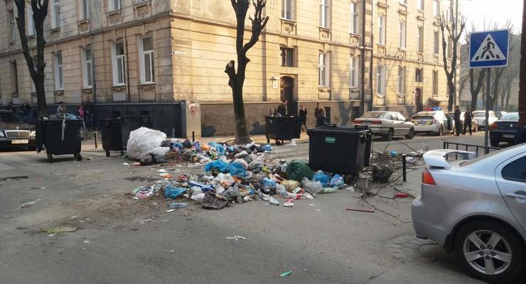 В центре Львова неизвестные перекрыли дорогу мусором