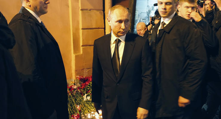 Путин привез цветы на место теракта в Санкт-Петербурге