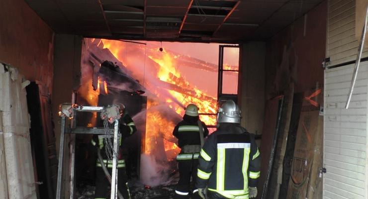 В Чернигове произошел масштабный пожар на складе, погиб сотрудник