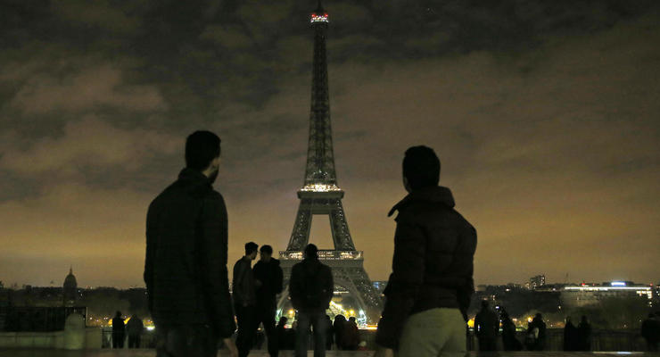 Питерский теракт: Огни Эйфелевой башни погасли в память погибших