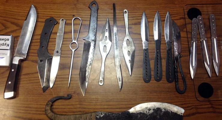 В метро Киева у мужчины нашли более десятка ножей