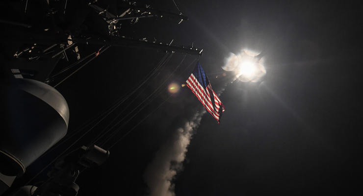 При ударе США по авиабазе властей Сирии погибли 4 военных - СМИ