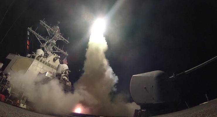 Корабль РФ приближается к эсминцам США, ударившим по Сирии - СМИ