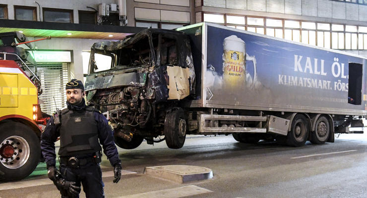 В грузовике, наехавшем на толпу людей в Стокгольме, нашли взрывчатку - СМИ