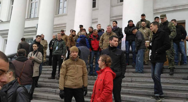 В Полтаве активисты заблокировали здание горсовета