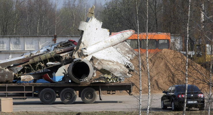 Смоленская катастрофа: самолет развалился еще в воздухе