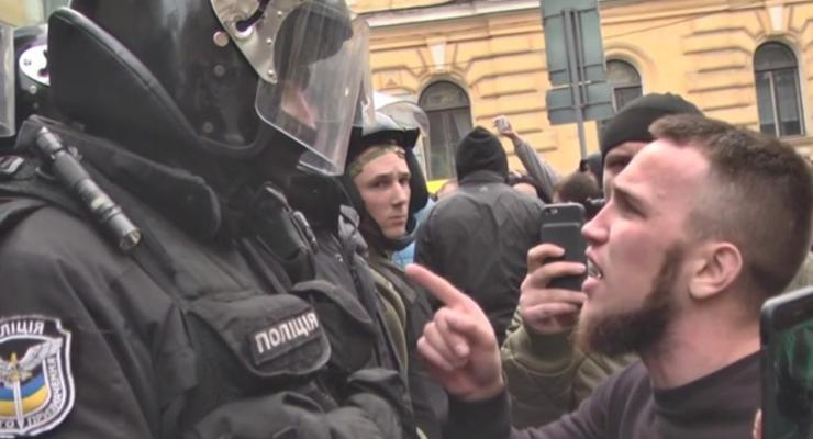 В Харькове возле Сбербанка произошли столкновения, есть пострадавшие
