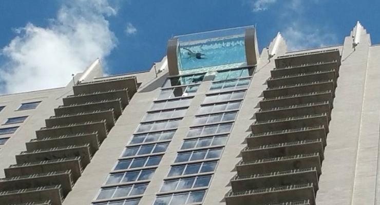 В США появился экстремальный бассейн с прозрачным дном на крыше небоскреба