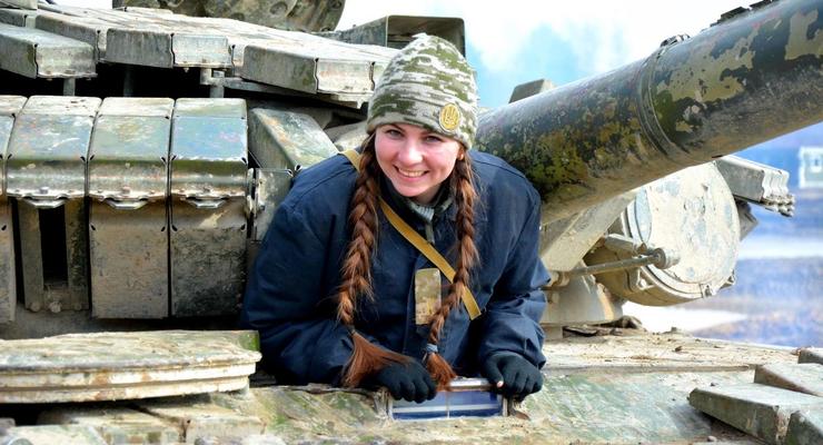 В армии служат более 20 тысяч женщин - Геращенко
