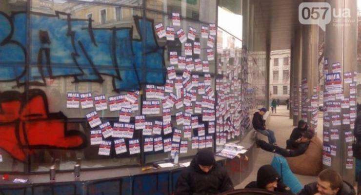 Блокада Сбербанка в Харькове: ранен полицейский