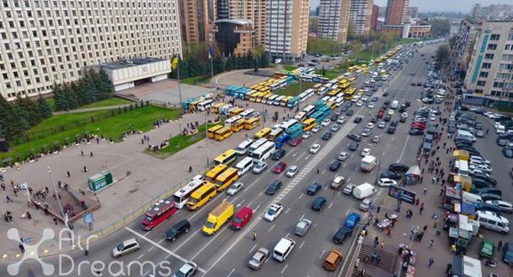 Протестующие перевозчики перекрыли дорогу в центр Киева