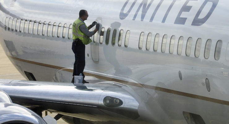 Глава United Airlines извинился за "ужасающий" инцидент на борту