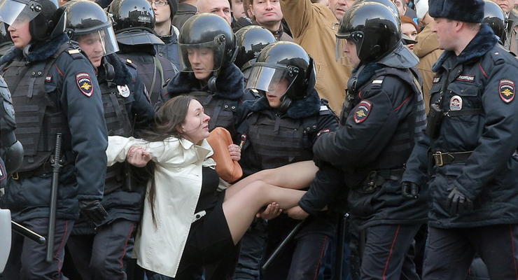 Девушку с популярного фото протестов в Москве оштрафовали