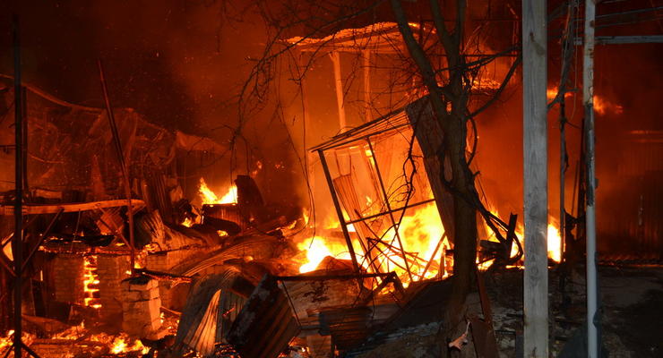 Горели дома и взрывались баллоны: в Одессе произошел масштабный пожар на набережной