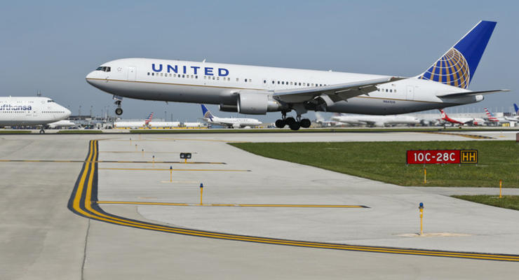 Пассажир скандального рейса United Airlines обратился в суд