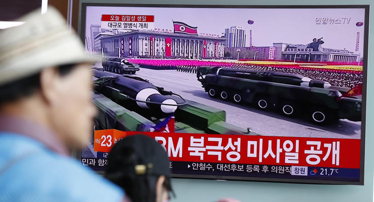 КНДР на параде впервые показала ракеты для субмарин