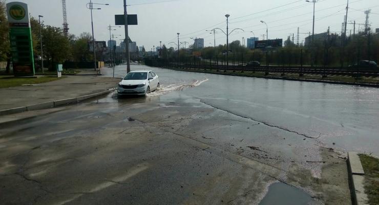 В Киеве затопило Борщаговскую, водителей просят объезжать