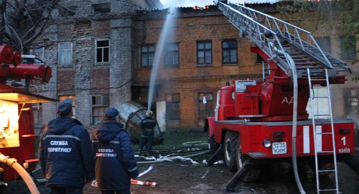 В Киеве произошел большой пожар на территории завода