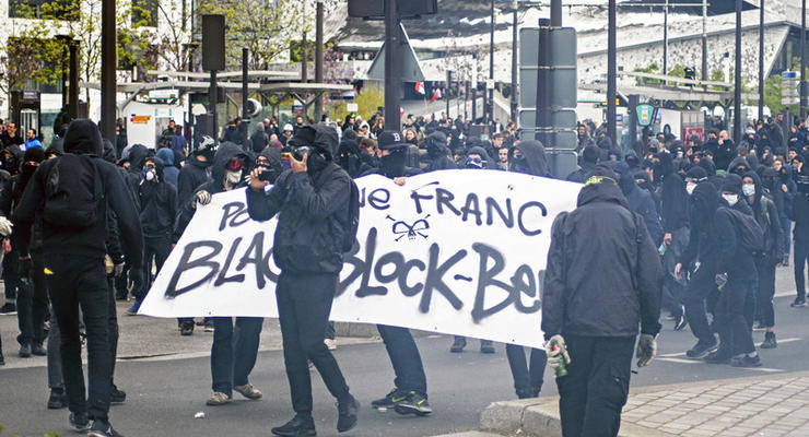 В Париже на акции против митинга за Ле Пен произошли беспорядки