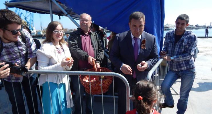 В оккупированном Крыму "мэр" раздавал пасхальные яйца детям через забор