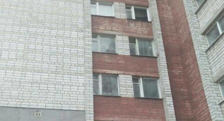 Во Львове парень ударил ножом девушку и выпрыгнул из окна