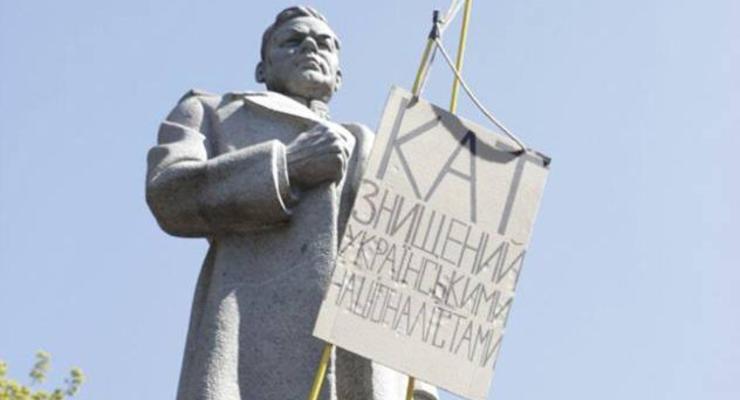 В Киеве памятник Ватутину украсили табличкой "палач"