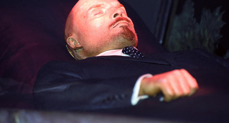 В России в канун столетия Октября захотели похоронить Ленина