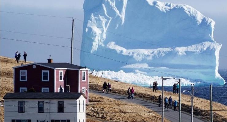В канадский городок приплыл огромный айсберг