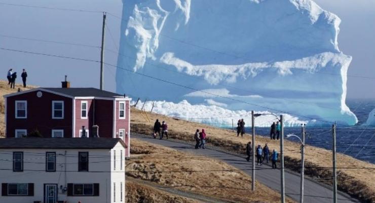 Гигантский айсберг приплыл к берегам канадского острова