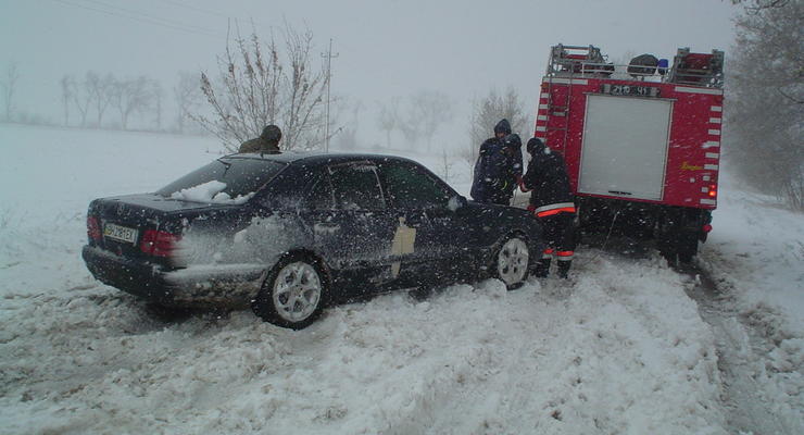 Под Одессой сотни автомобилей застряли в снегу