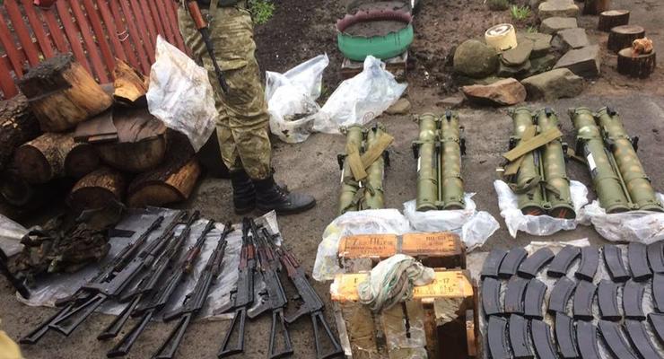 Силовики изъяли арсенал оружия у задержанных на Донбассе пособников боевиков