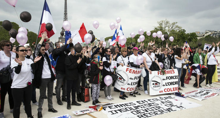В Париже жены полицейских вышли на акцию в поддержку своих мужей