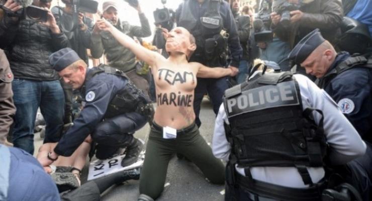 Во Франции задержали FEMEN в масках Путина и Асада