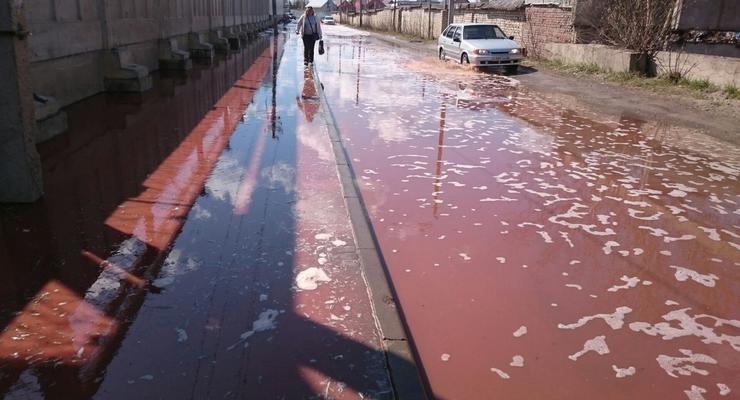 Под Липецком улицы затопило соком из-за рухнувшего склада