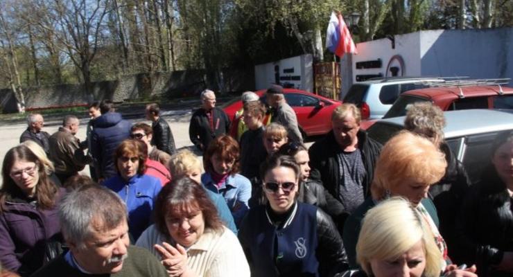 Денег нет: Сотрудники завода в Керчи вышли на акцию протеста